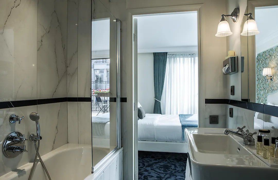 Hotel Saint-Petersbourg Opera & Spa-1